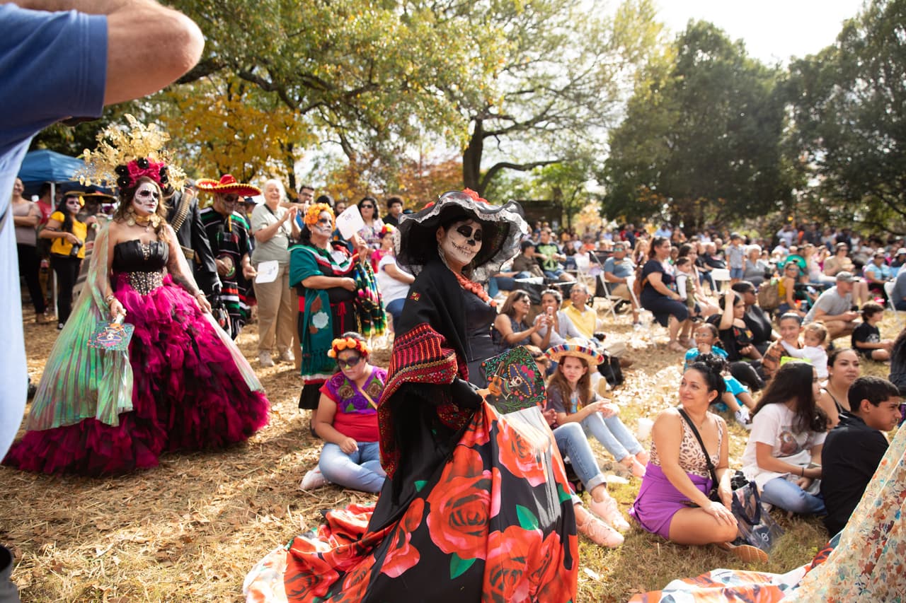 <b>Evento</b>: Día de Muertos Festival at Oakland Cemetery
<br>
<b>Fecha</b>: 5 de noviembre
<br>
<b>Lugar</b>: 
<a href="https://maps.app.goo.gl/aC7Bn5UiHdvwTnn69">Oakland Cemetery. 248 Oakland Avenue SE. Atlanta, GA. 30312</a>
<br>
<b>Sitio web</b>: 
<a href="https://oaklandcemetery.com/event/dia-de-muertos-23/">https://oaklandcemetery.com/event/dia-de-muertos-23/</a> 
<br>
<br>El evento contará con bailes, música, artesanías, pintura de caras, altares por todo el cementerio, comida tradicional y vendedores.