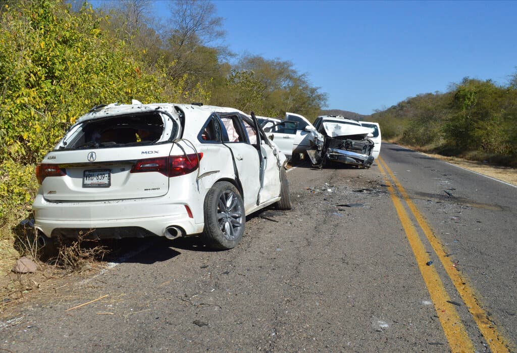 Vehículos destrozados y abandonados en una carretera que condue a Jesús María, el pequeño pueblo donde fue detenido Ovidio Guzmán.
