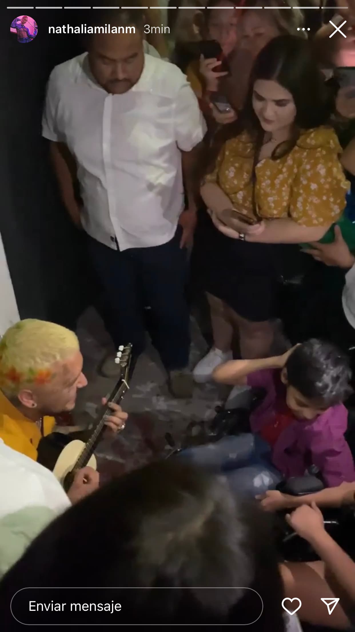 Se portó amable, accesible, se tomó fotos y platicó con sus fanáticas.
<br>