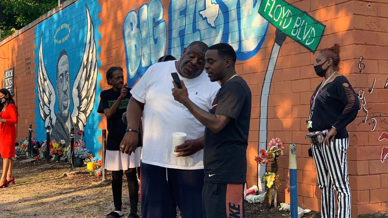 Otros residentes quisieron ir hasta los murales que se hicieron el año pasado 
<a href="https://www.univision.com/local/houston-kxln/indignacion-en-houston-por-la-muerte-de-george-floyd-a-manos-de-la-policia-de-minneapolis-fotos">cuando Floyd murió en Minneapolis</a>.