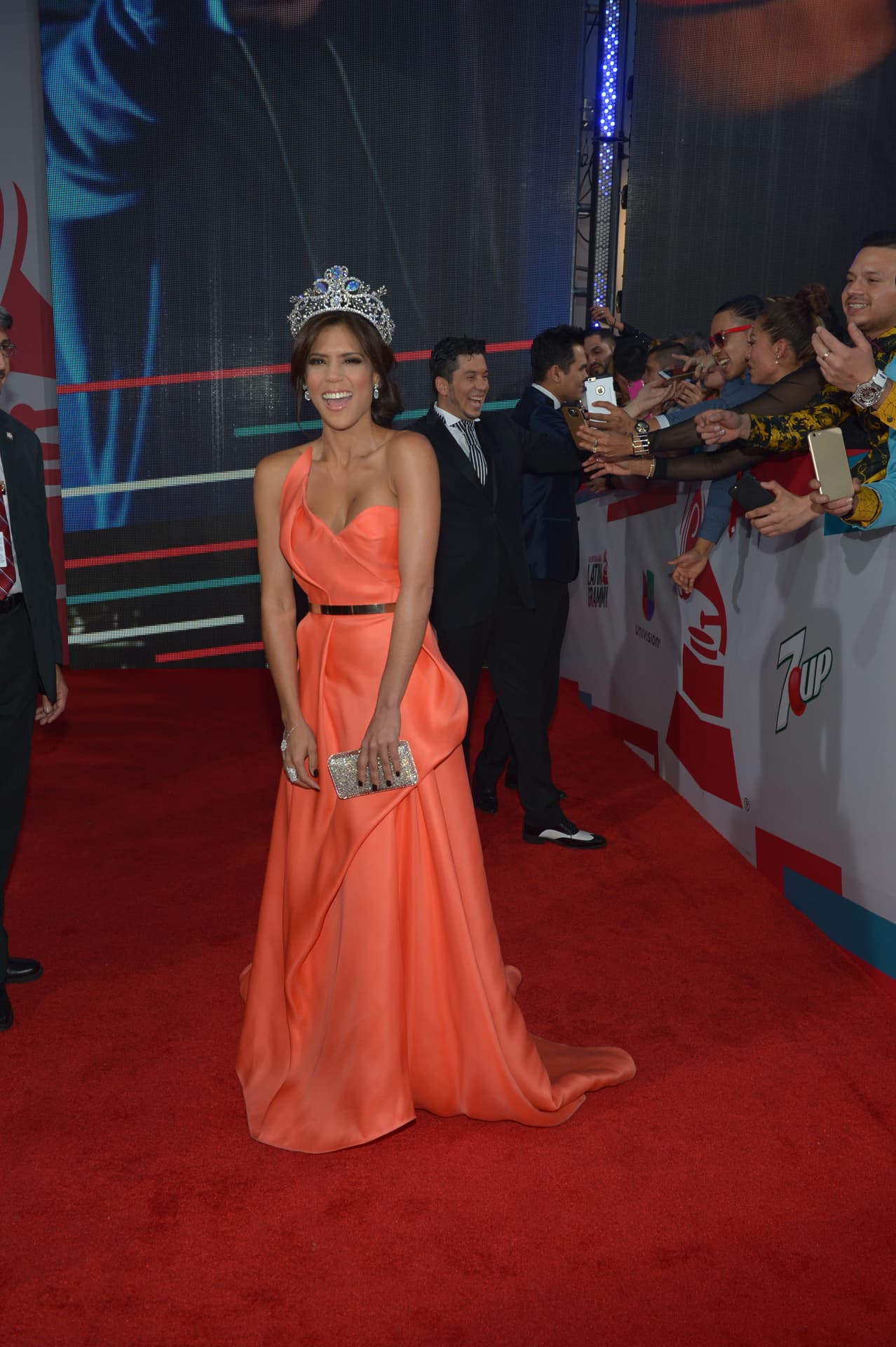Y nuestra adorada reina de NBL, disfrutó su recorrido por la alfombra roja.