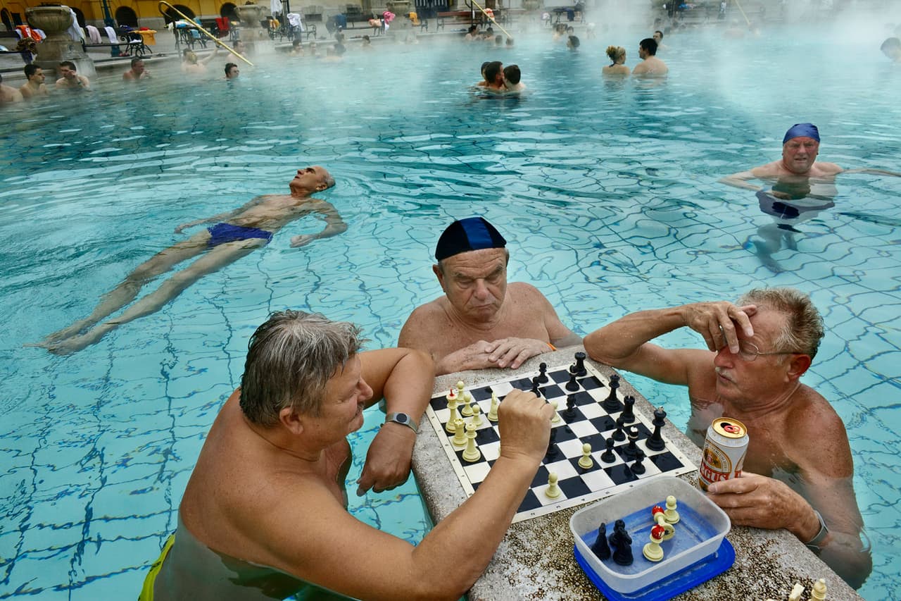 <b>Budapest, Hungría.- </b>Los baños Széchenyi, construidos en 1913, son un sitio popular para los habitantes de Budapest que vienen aquí a relajarse con amigos. Pensotti un fotógrafo semiprofesional que ha viajado por más de 50 países en Europa, África y Asia.
<b> </b>/ Crédito: Stefano Pensotti, Italia. Ganador general del concurso / 
<a href="www.tpoty.com" target="_blank">Tpoty </a>