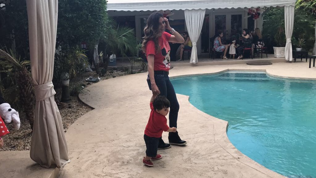 Como Michael Víctor ya quiere caminar, su mami lo llevaba de la mano por todos lados.