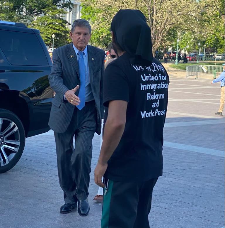 El Senador Joe Manchin (D-West Virginia) se acerca a saludar a Gómez en el atrio del Capitolio.