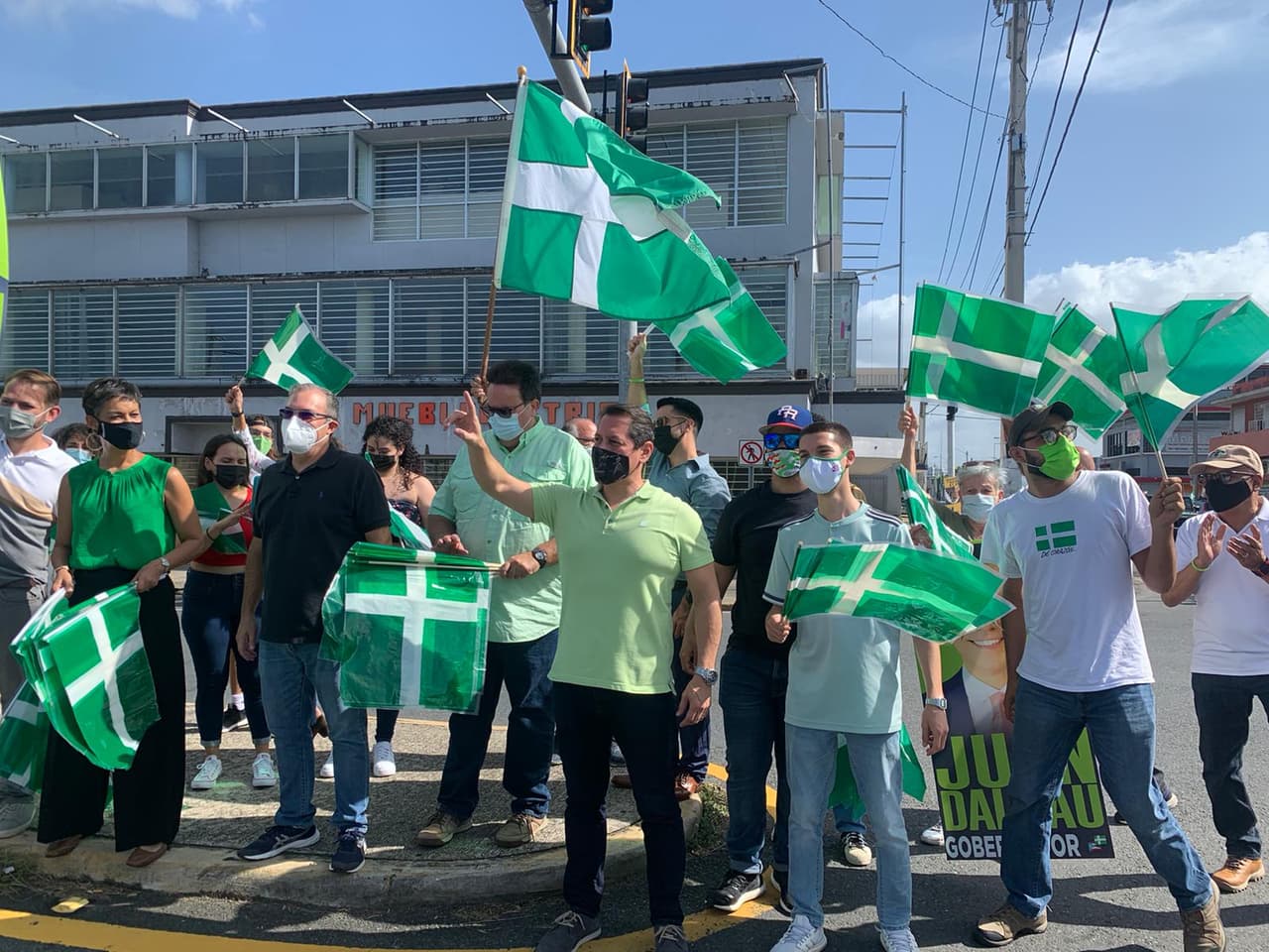 Muchas personas se detuvieron en sus vehículos para tomarse fotos con el candidato a la gobernación por el PIP.