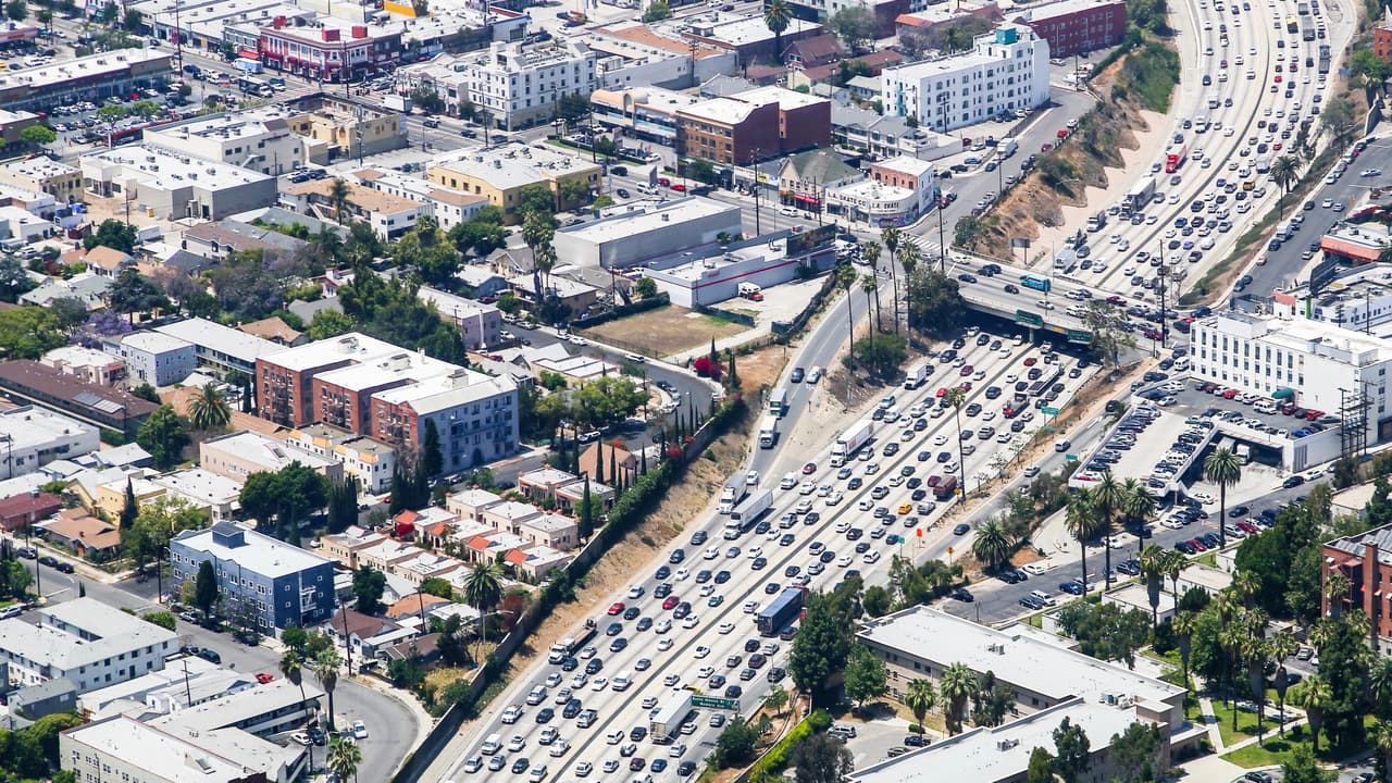 <h3 class="cms-h3-H3">4. California (47)</h3>
<br>
<br>California tiene muchas de las rutas más hermosas en toda la nación, pero esto no la ayuda más que para conseguir en puesto 47 entre los 50 estados del país en terminos de aptitud para el manejo. California es el 49no estado en la nación en términos de
<b>costos de propiedad y reparación de vehículos</b>, el 42do en
<b>tráfico e infraestructura</b>, el décimo octavo en
<b>seguridad vial</b>, y el primero en toda la nación en relación al
<b>acceso a vehículos y su mantenimiento</b>.