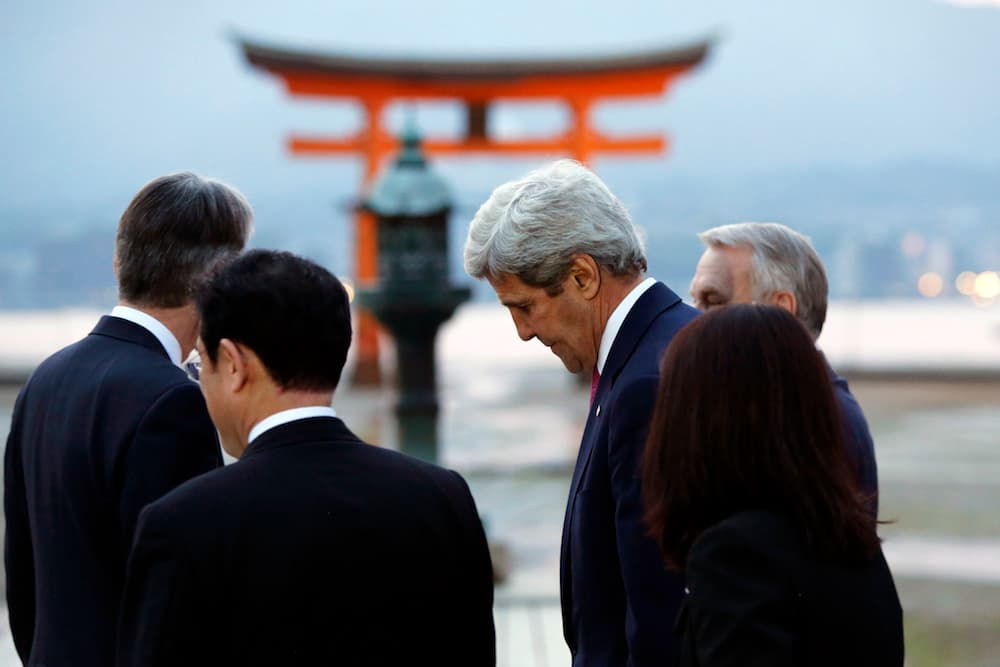 En Hiroshima Kerry clama por el fin de las armas nucleares