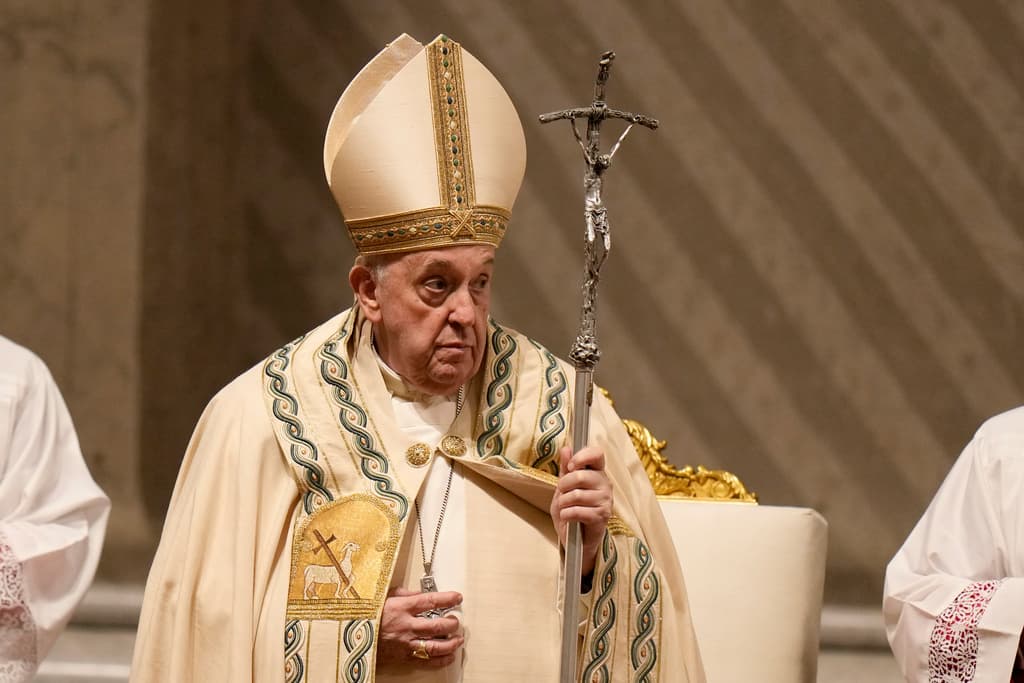 Papa Francisco preside Vigilia de Pascua tras su ausencia repentina en durante la celebración de Viernes Santo