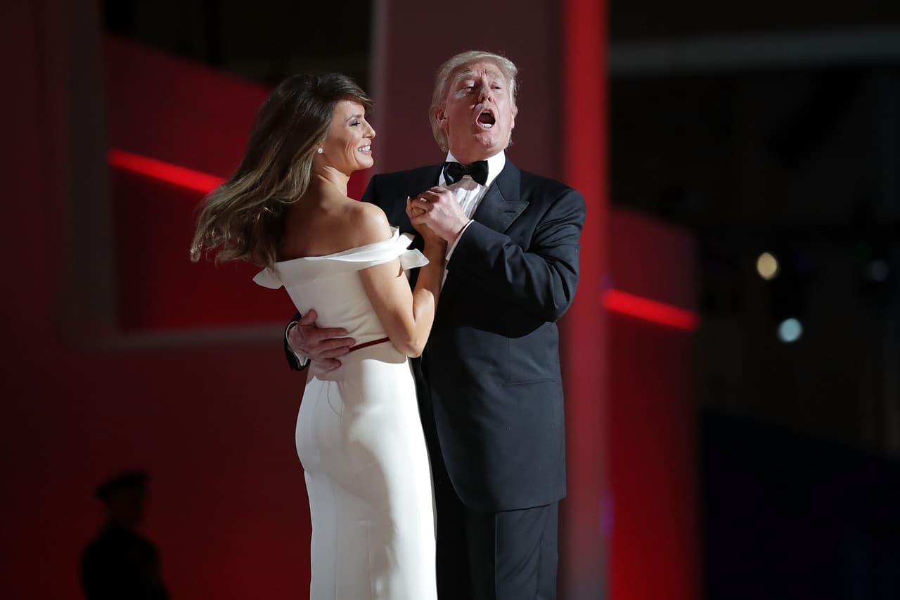 El 20 de enero de 2016 fue la ceremonia inaugural de Donald Trump. El baile del presidente y su esposa en la noche del 20 de enero es otra tradición. Debido a la pandemia y 
<a href="https://www.univision.com/noticias/politica/mas-que-el-numero-combinado-de-tropas-desplegadas-en-irak-y-afganistan-una-multitud-de-soldados-custodian-washington-dc-guardia-nacional-militares-capitolio-congreso-inauguracion-joe-biden-2021-fotos"><u>las preocupaciones por la seguridad</u></a> la toma de posesión de Biden será prácticamente virtual y con muy poco público.