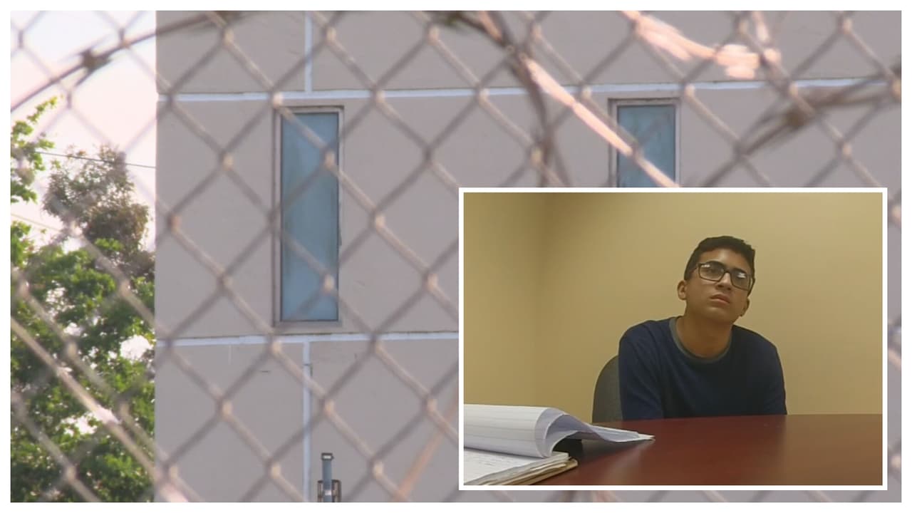 En dicho testimonio presentado, 
<b>cuando le preguntaron por qué mató a su mamá, él no quiso decir. </b>Derek se rehusó y pidió automáticamente un abogado.
<br>
<br>Autoridades anunciaron el 27 de octubre de 2023 que el adolescente de 13 años
<b> sería juzgado como un adulto y se le negó la casa por cárcel </b>bajo el cuidado de su padre y abuela materna. El joven fue trasladado en un principio hasta la cárcel Turner Guilford Knight en Miami, Florida. Pero hoy se encuentra 
<b><a href="https://www.univision.com/local/miami-wltv/derek-rosa-adolescente-acusado-apunalar-madre-hialeah-tendria-depresion-ha-bajado-7-libras-arresto" target="_blank">aislado y vigilado las 24 horas en una celda de nivel 3 del Centro de Detención de Metrowest en Doral, donde hay 31 reos.</a></b>
<br>