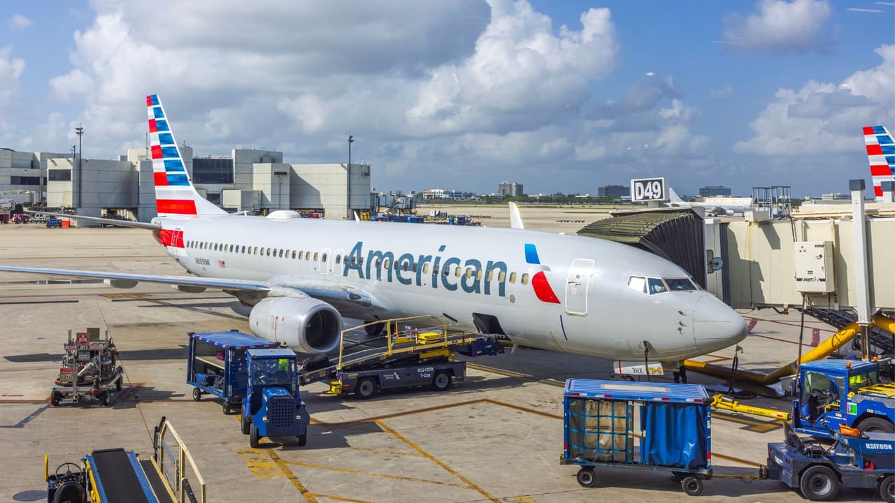 <h3 class="cms-H3-H3">En resumen</h3> American Airlines busca simplificar el proceso de abordaje y hacer que los vuelos sean más ágiles. Si cumples con las medidas, no tendrás problemas. 
<br>
<b>El consejo sigue siendo el mismo: </b>mide tu equipaje, empaca de forma inteligente y llega preparado. Así evitarás sorpresas de último minuto y viajarás con más tranquilidad.