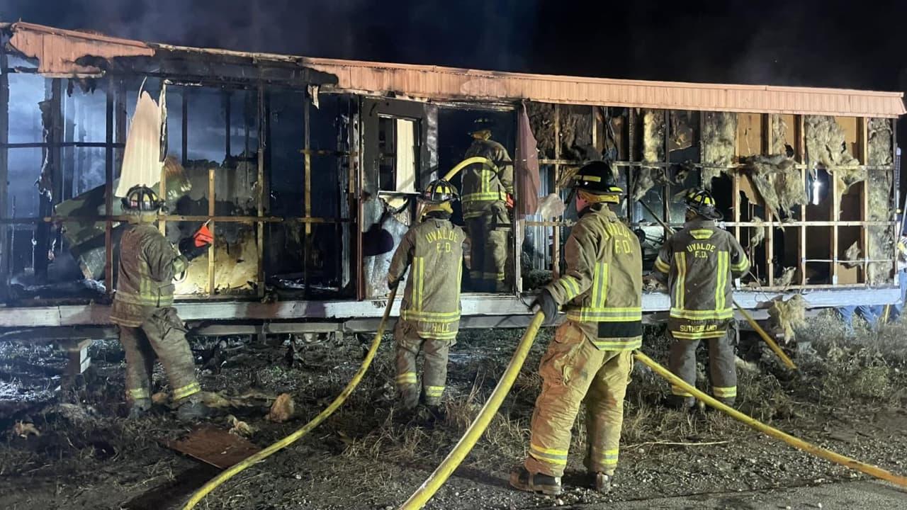 Bomberos combaten incendio en vivienda de Uvalde y hallan a pareja sin vida al interior