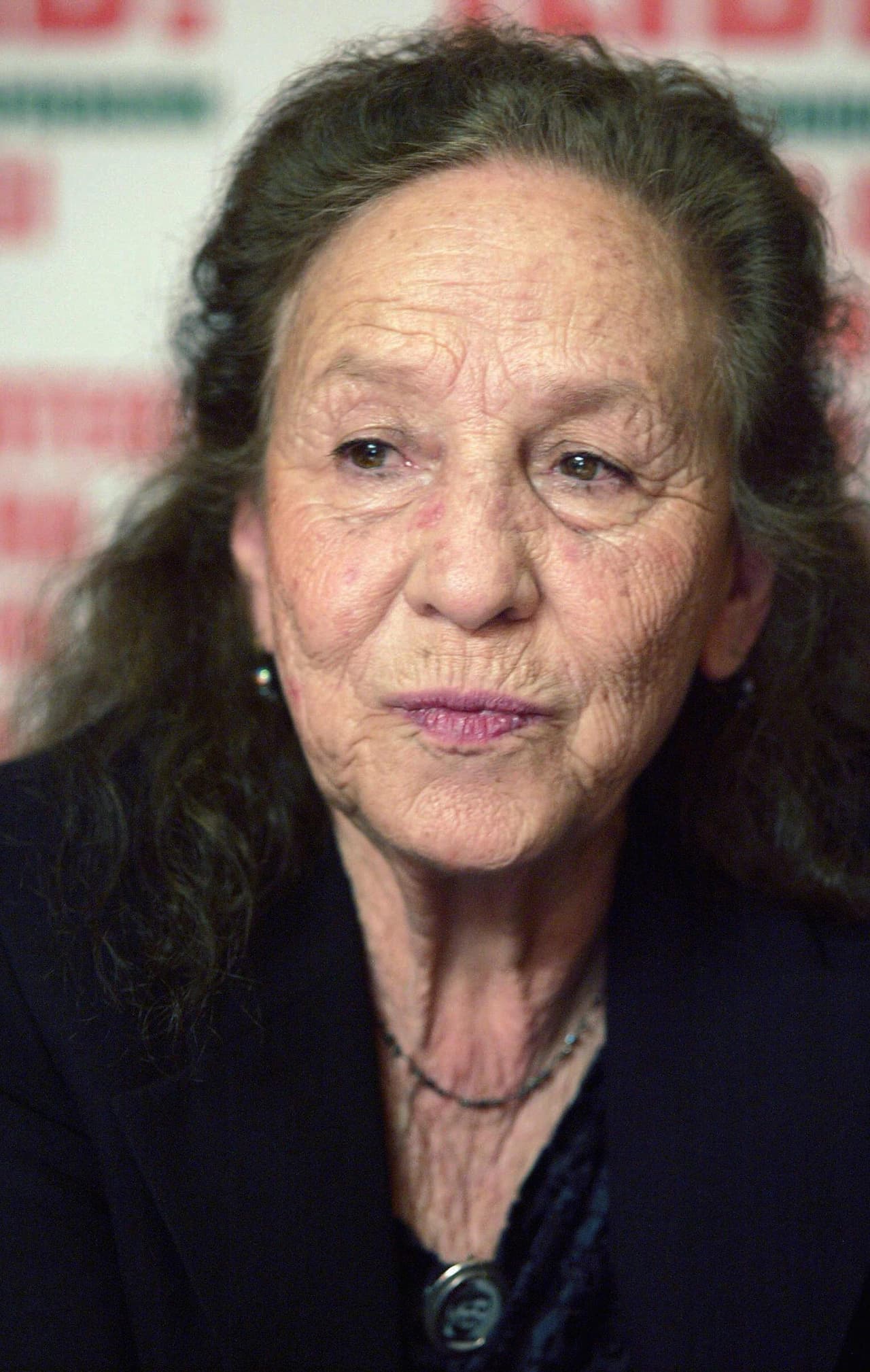 <b><a href="https://www.univision.com/noticias/america-latina/muere-rosario-ibarra-de-piedra-activista-desaparecidos-mexico">Rosario Ibarra de Piedra, activista por los derechos humanos </a></b>
<br>
<br>Ibarra murió el 16 de abril a los 95 años en la ciudad de Monterrey, México. 
<br>
<br>Cuatro veces candidata al Premio Nobel de la Paz, Ibarra se convirtió en una 'adalid' de los desaparecidos en México durante cuatro décadas y optó en un par de ocasiones a la presidencia de su país en 1982 y 1988. Madre de Jesús Piedra, miembro de la Liga Comunista 23 de septiembre, un grupo armado clandestino, quien fue caputarado y desaparecido por la Dirección Federal de Seguridad en la década de 1970. Ibarra luchó, junto a otras mujeres, para localizar a sus seres queridos y en 1977 fundó el Comité Eureka en defensa de los desaparecidos, perseguidos y exiliados en territorio mexicano. 
<br>
<br>"Nos recordará siempre el más profundo amor a los hijos y la solidaridad con quienes sufren por la desaparición de sus seres queridos", expresó el presidente Andrés Manuel López Obrador, con quien protagonizó distintas luchas sociales en diversos lugares del país. 
<br>