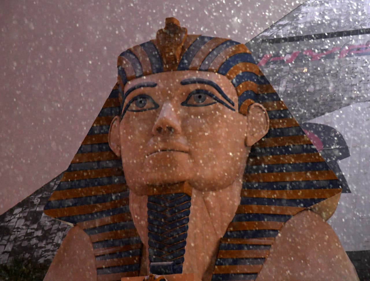 La nieve cae sobre la cabeza de la esfinge que decora el frente del hotel y casino Luxor en Las Vegas, Nevada.