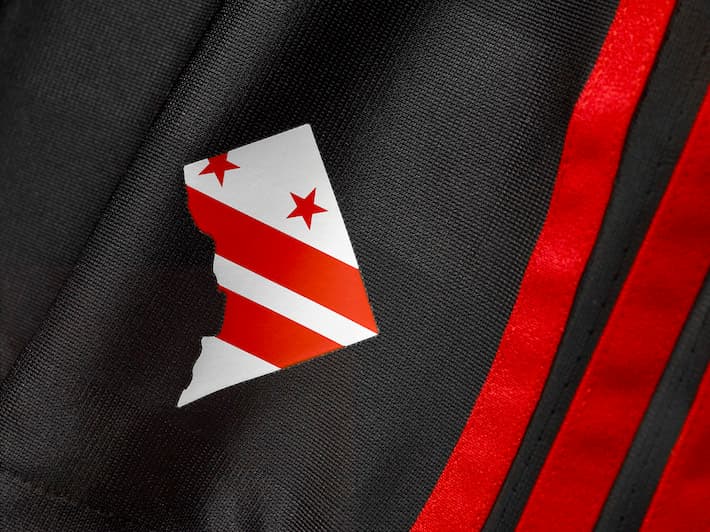 En la parte de la cintura, D.C. United lleva consigo un mapa de la ciudad adornado por la bandera de la misma.