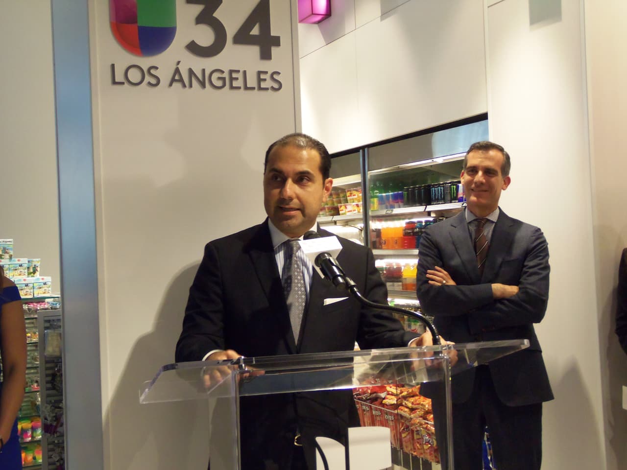 Así se festejó la inauguración de la tienda de Univision en LAX