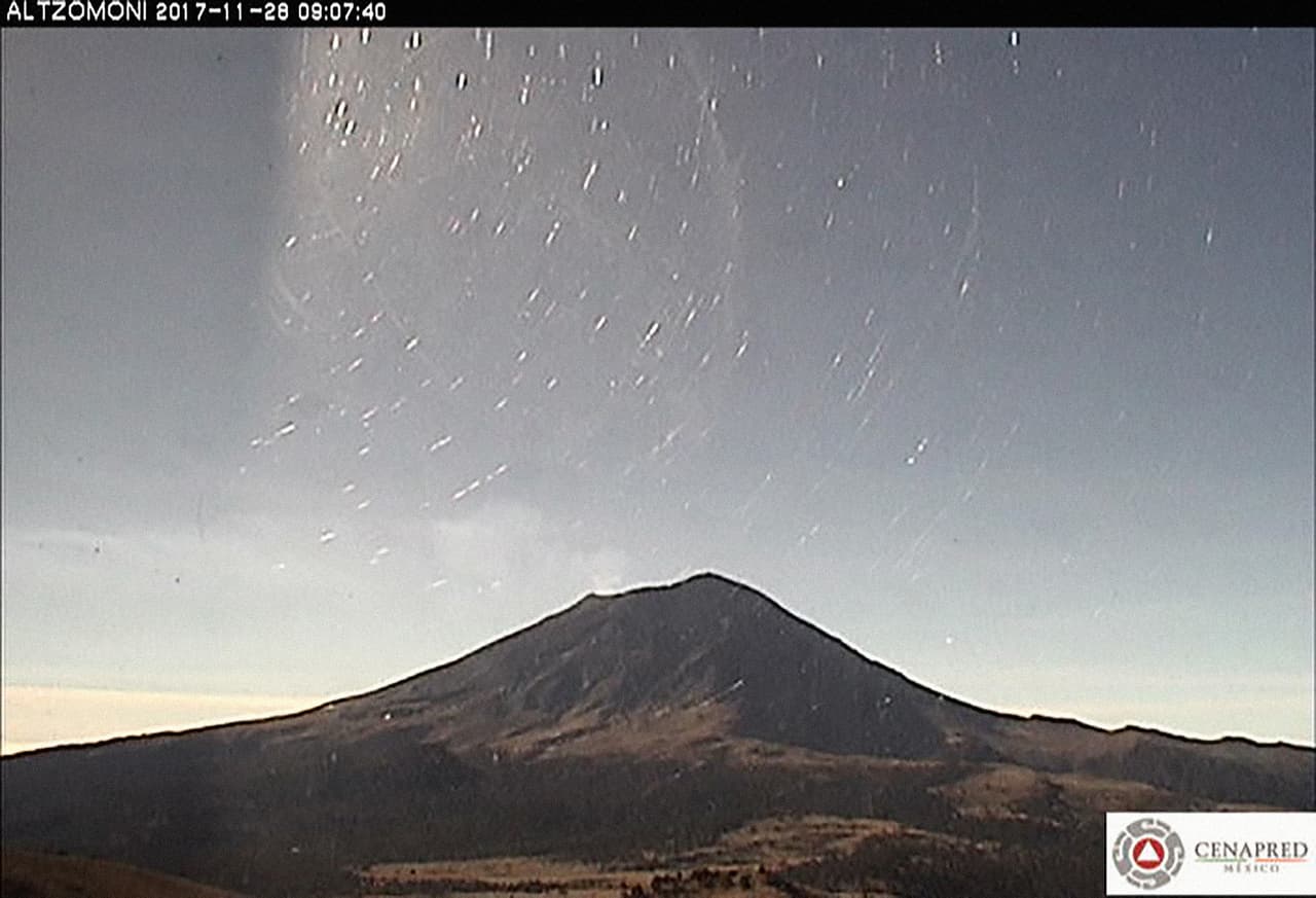 <b>28 de noviembre de 2017. </b>“En las últimas 24 horas se identificaron 140 exhalaciones de baja intensidad. Durante la noche se observó
<b> </b>ligera incandescencia
<b> </b>sobre el cráter, misma que aumentaba en algunos momentos debido a la ocurrencia de exhalaciones. Al momento de este reporte se observa una fumarola continua de vapor de agua y gases que se desplaza en dirección norte-noreste”.