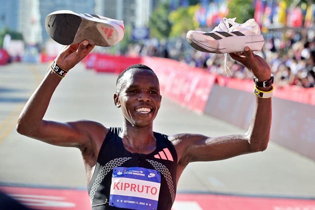 Para 
<b>el keniano Amos Kipruto</b>, la tercera fue la vencida. En 2024, quedó en tercer lugar; el año pasado conquistó el segundo puesto y este año celebró su primer lugar, 
<b>con sus tenis en la mano</b>.
<br>
<br>
<b>Kipruto, de 34 años,</b> completó los 42 kilómetros (26.2 millas) en 
<b>2 horas, 1 minuto y 9 segundos,</b> estableciendo 
<b>el segundo tiempo más rápido</b> en la competencia. El récord lo mantiene un compatriota suyo, 
<b>Kelvin Kiptum, quien el 2023 llegó a la meta en 2 horas con 35 segundos</b>.