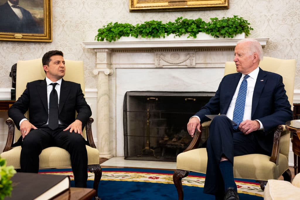 El presidente ucraniano Volodymyr Zelensky se reúne con el presidente estadounidense Joe Biden en el Despacho Oval de la Casa Blanca el 1 de septiembre de 2021. Esta fue la primera reunión cara a cara de los dos líderes.