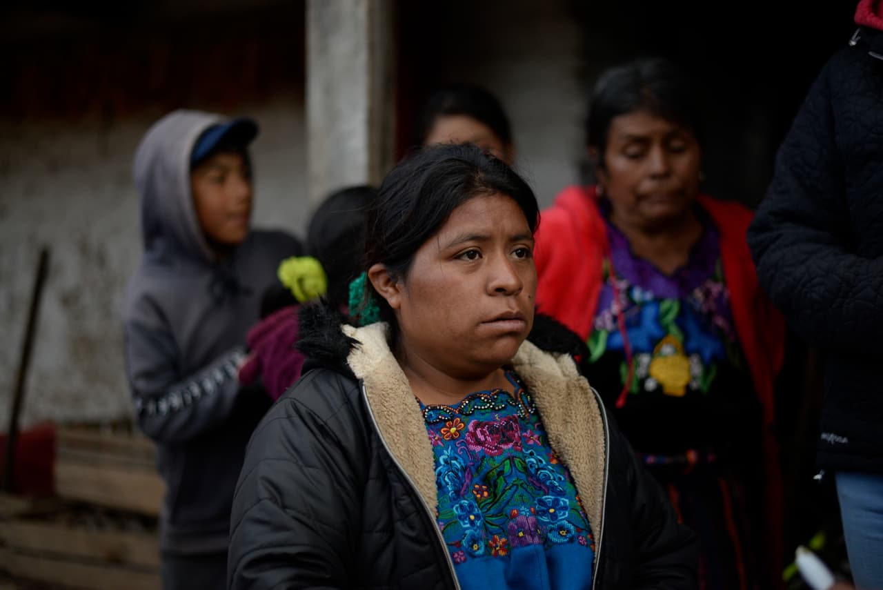 Los últimos días de enero, las familias de los 13 guatemaltecos 
<b>recibieron numerosos visitantes en sus casas que los acompañaron a orar </b>por sus hijos, esposos y tíos. En la imagen una allegada de Rivaldo Danilo.