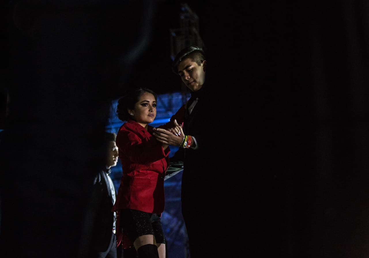 Rubí baila con un chico durante su baile con chambelanes y celebración posterior.
<i>Almudena Toral</i>