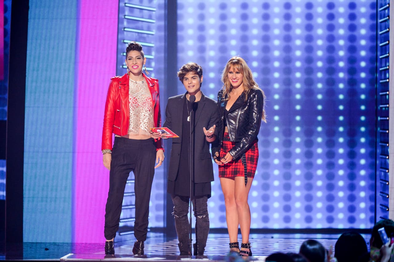 Ha.Ash, quienes presentaron un premio con Abraham Mateo, apostaron por aires punqueros de finales de los 80 con faldas escocesas y chamarras de cuero roja.