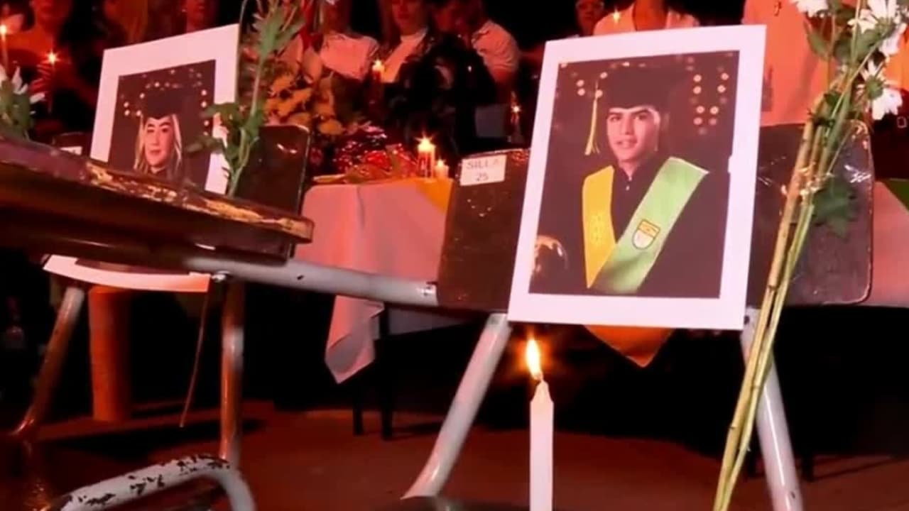 "Duele mucho": en medio de lágrimas, rinden homenaje a 16 estudiantes que murieron en un accidente