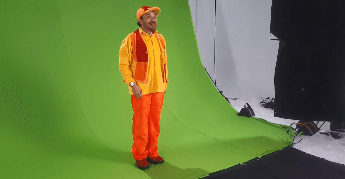 "Más que exigente es perfeccionista, jamás lo he visto enojado, siempre lo he visto muy justo, muy centrado, muy directo en lo que quiere […] En las primeras grabaciones yo la verdad l
<b>legaba llorando a mi casa, bueno, ¿tan malo soy?</b>,
<b> entonces ¿para qué me contrató?</b> Ya cuando logras entender esa parte, por algo los programas han durado tanto", contó en el programa 
<a href="https://www.youtube.com/watch?v=h2vcaTUbCOE&list=LL7_TZQcx8TiTwl3Q1ivcgUQ&index=1489" target="_blank">'SNSerio'</a>. 
<br>