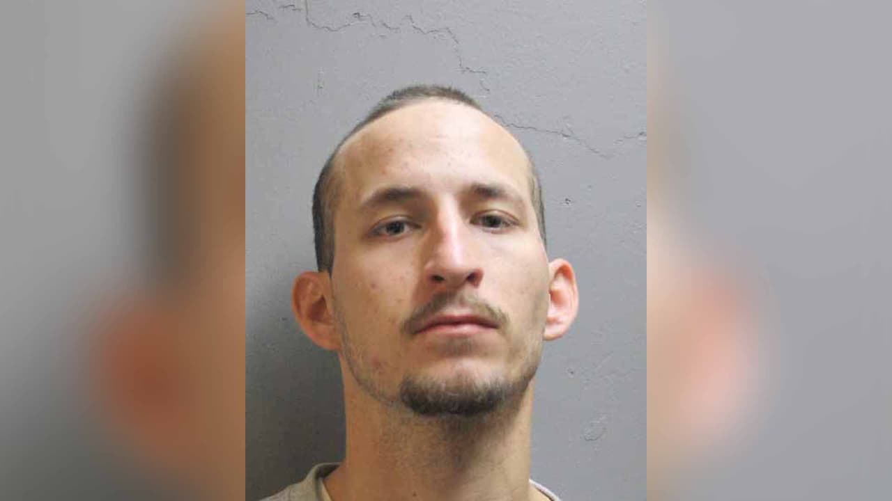 Christopher Michael Smith, es buscado por las autoridades por posesión de sustancias controladas.