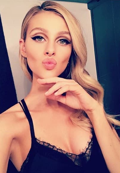 De vez en cuando manda algunos besos y recibe miles de likes.