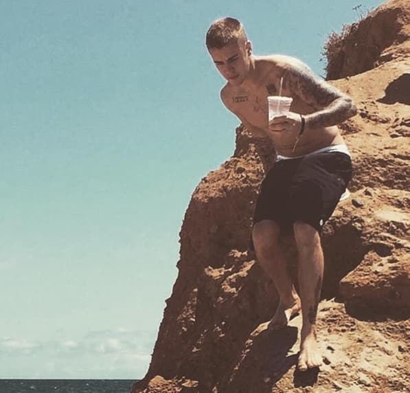 Tras su rompimiento con Selena ha salido con varias mujeres, y Nicola es la más reciente.