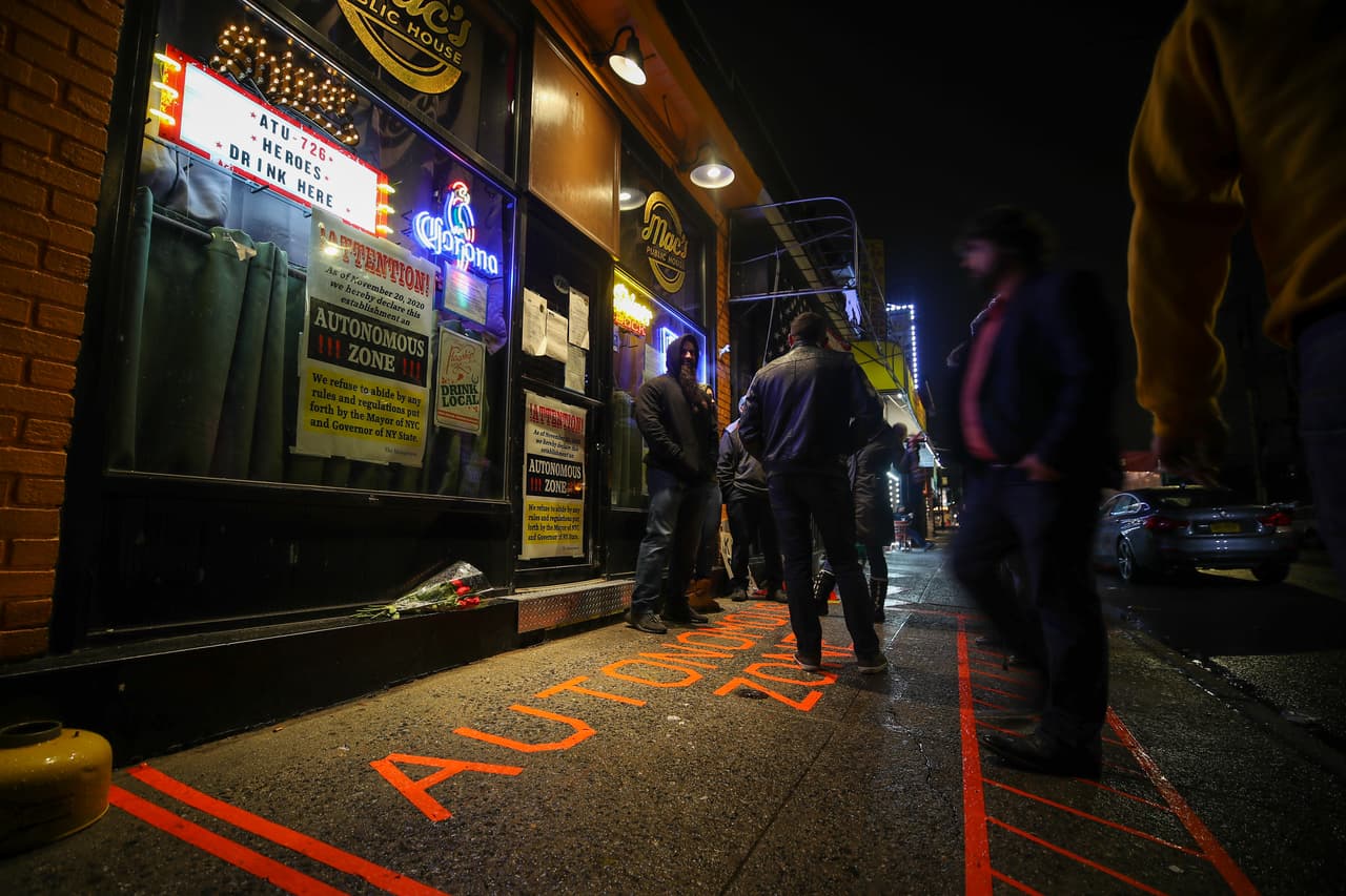 “Repugnante”: de Blasio y Cuomo critican al dueño del bar que atropelló a un policía durante arresto