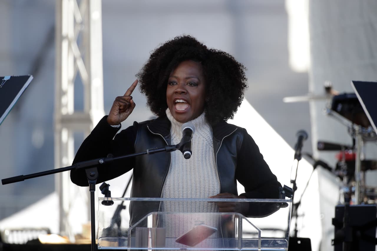 Viola Davis, la protagonista de la serie ‘How to get away with murder’, subió a la tarima y dio un discurso sobre la importancia de la campaña ‘Me Too’. “Tenemos que alzar a todos con nosotros”, dijo la galardonada actriz.