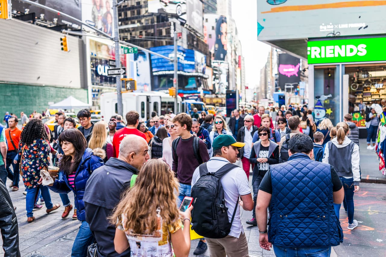 <b>Puesto 1: Nueva York.</b> 120,605 personas tienen un patrimonio neto de cinco millones de dólares o más y el porcentaje de la población con este patrimonio es de 4.1%. 
<a href="https://www.univision.com/noticias/trending/aisladas-con-vistas-al-mar-y-detalles-millonarios-asi-son-las-casas-en-ventas-mas-caras-del-planeta-fotos"><u>Vea aquí las casas en venta más caras del planeta</u></a>
<br>