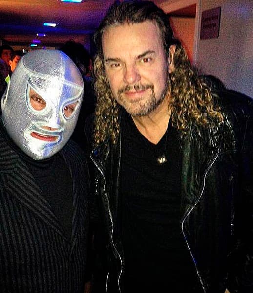 Fher, de Maná, presumió la foto que se tomó hace un año con el Hijo del Santo, esta es sin duda una de las mejofres selfies de la semana que se quean para el recuerdo.