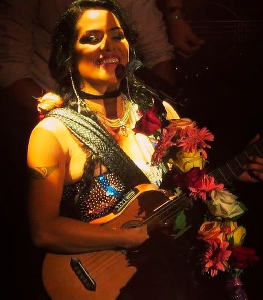 A Lila le encanta mostrar a sus fans lo colorido de sus presentaciones, y en sus redes sociales no se olvida de compartir lindas fotos como esta.