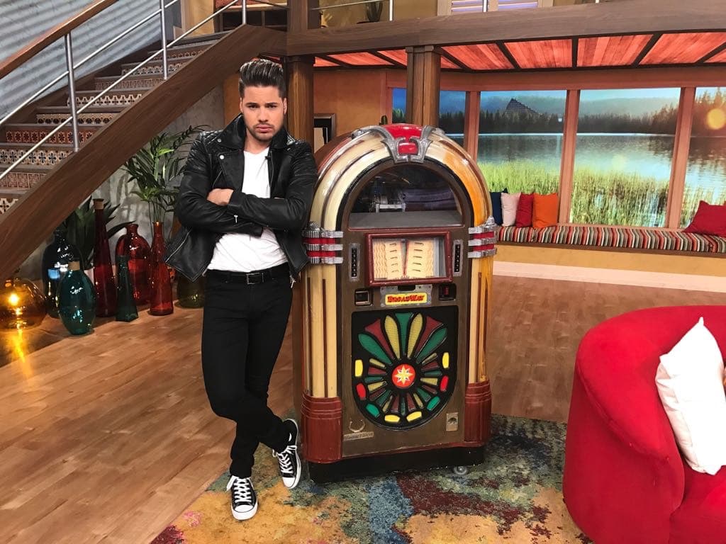 William Valdés arrancando suspiros con su look de galán rebelde de los años 50.