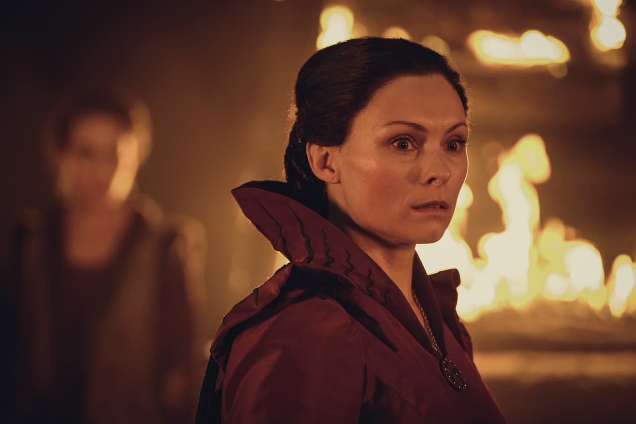Tissaia es interpretada por 
<b>MyAnna Buring</b>, cuyo personaje es otra hechicera y está estrechamente relacionada a Yennefer.