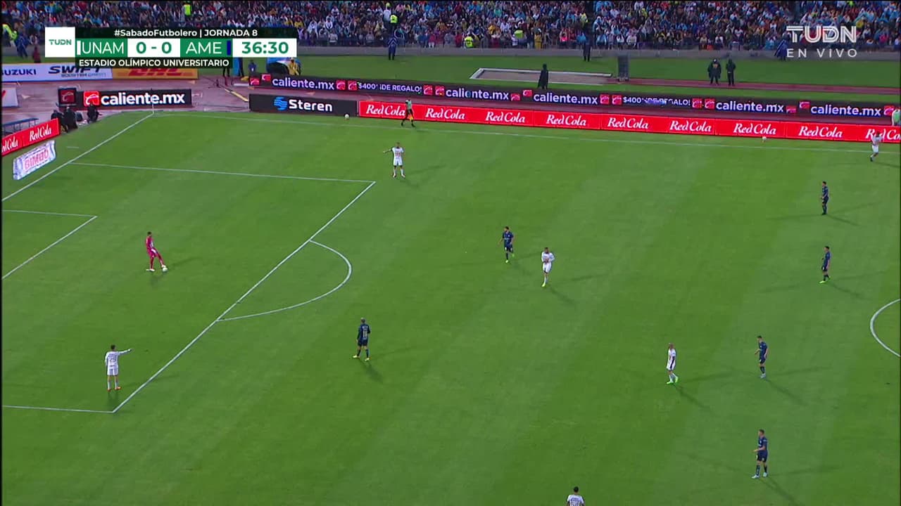 ¡CERCA! Henry Martín disparó que se estrella en el poste.