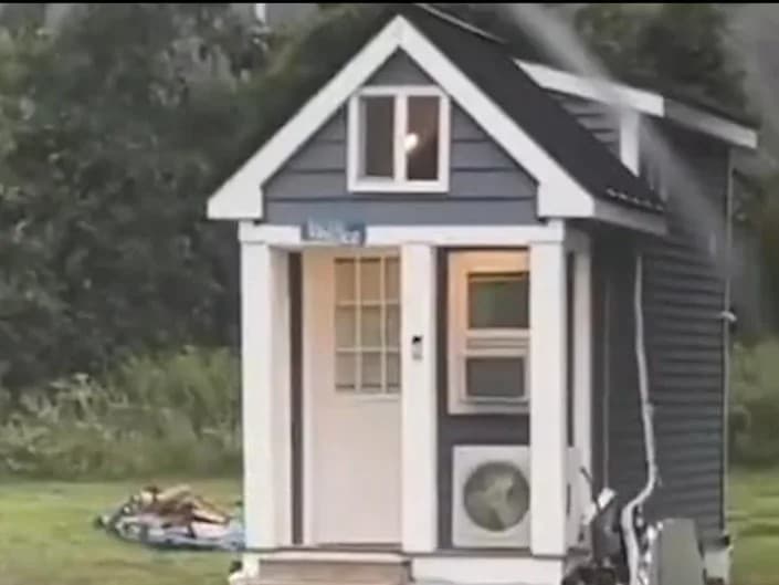 Una familia rentó una “pequeña” casa de verano en Nueva York para un viaje familiar sin imaginarse que habían alquilado una casa con un espacio reducido.