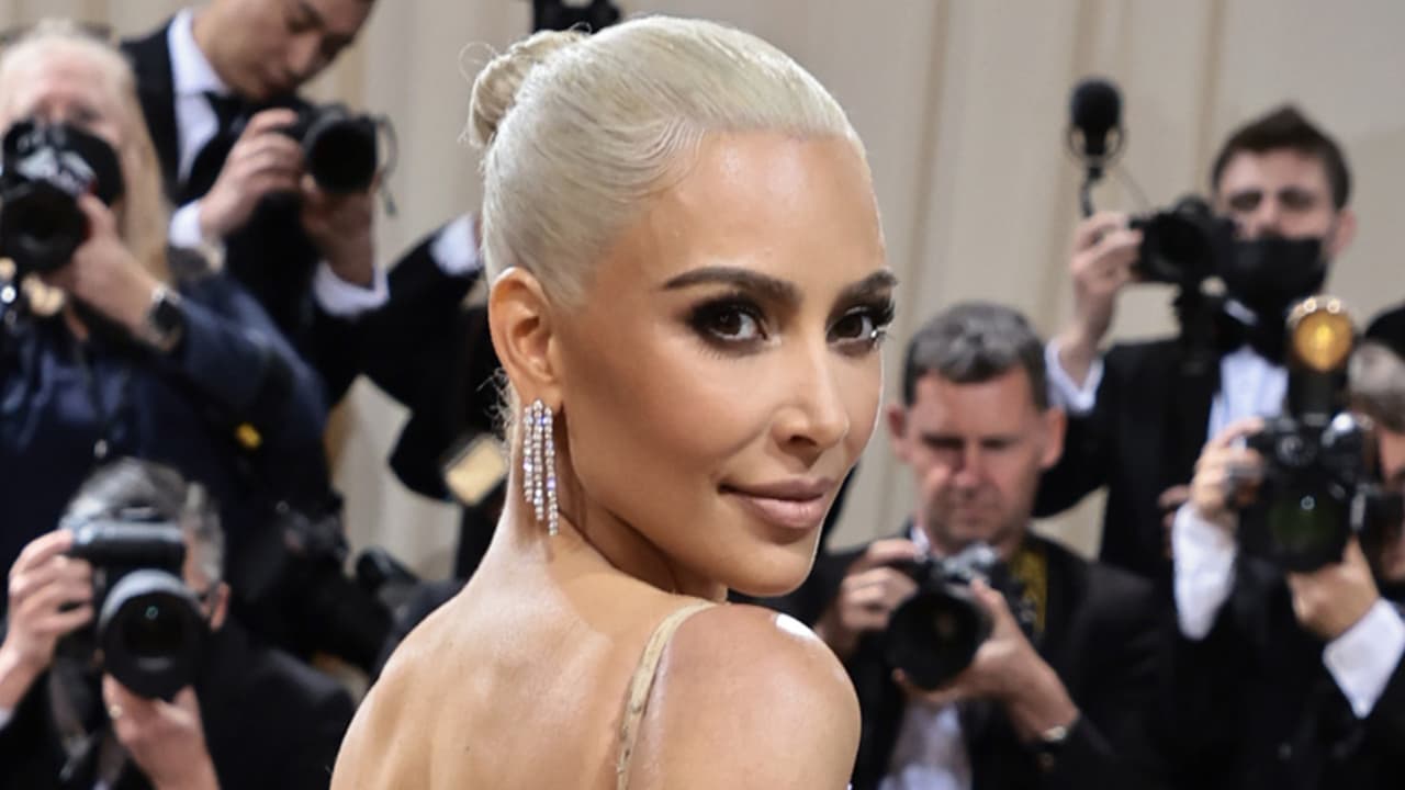 Rubia y en suspensorio, Kim Kardashian narra cómo "una chica sin talento" se convirtió en "el sueño americano"