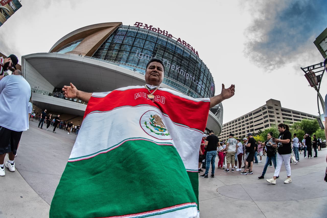 A menos de dos horas de que inicie el combate entre Canelo y Bivol, así se vive el ambiente afuera de la T-Mobile.