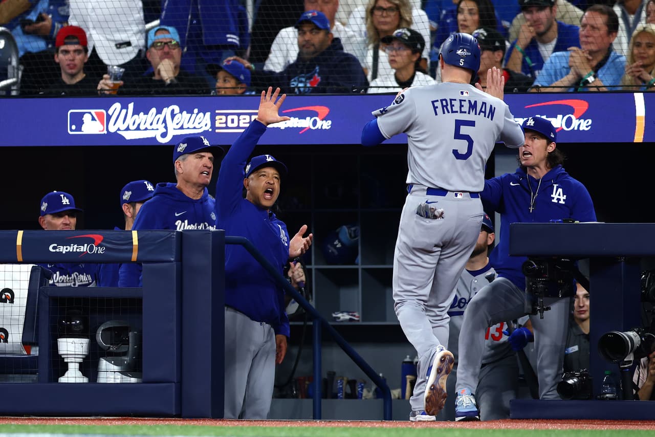 Freddie Freeman después de marcar en el primer inning de la Serie Mundial, Juego 2, en Toronto, Canadá.