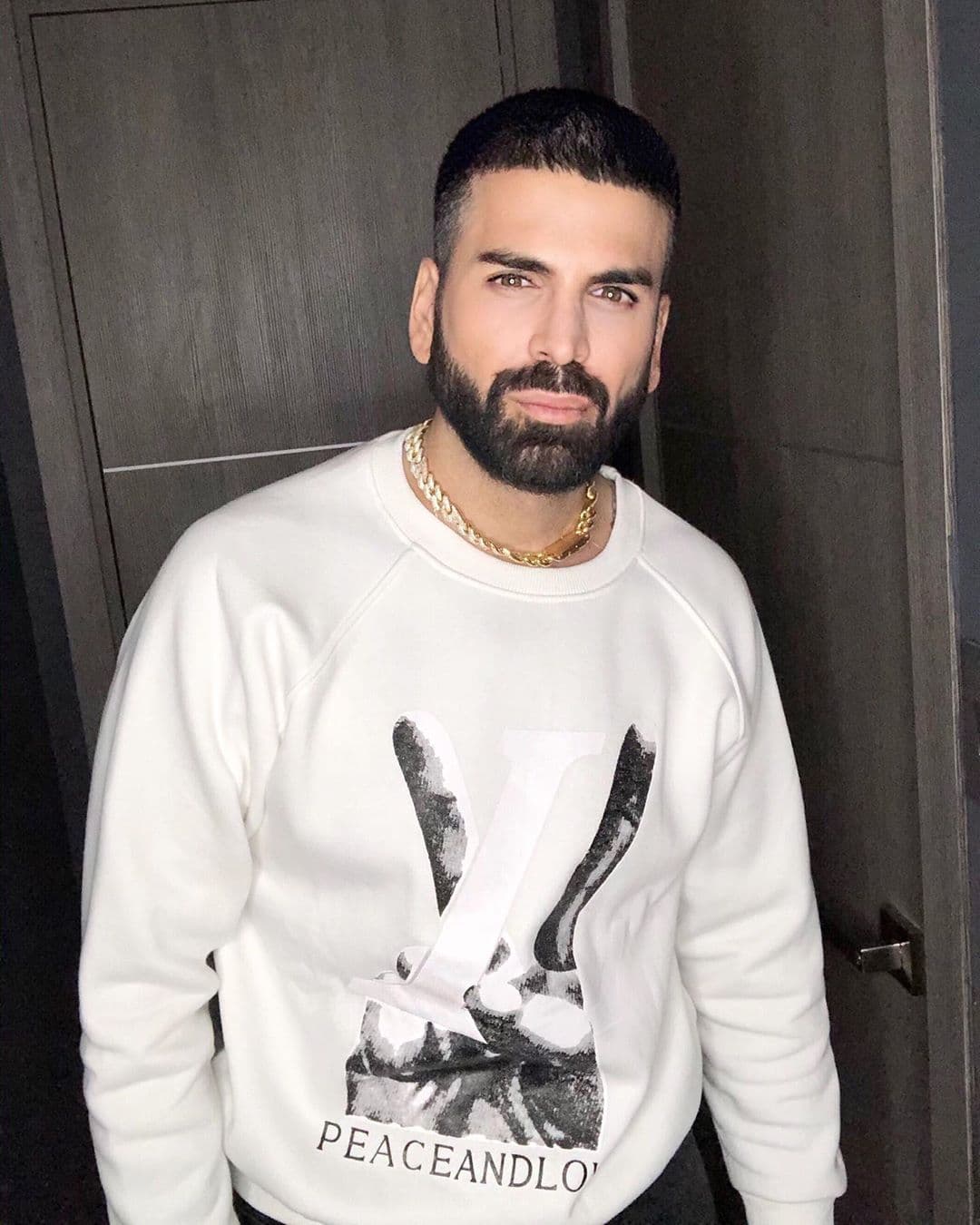 A comienzos de diciembre, el experto en moda confirmó que había
<b><a href="https://www.univision.com/famosos/jomari-goyso-teme-que-ahora-si-lo-desherede-su-madre-luego-de-bloquearla-en-instagram-fotos" target="_blank">bloqueado a su madre</a></b> y temía que lo desheredara por esta acción.