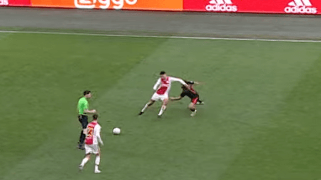 Acusan a Edson Álvarez de golpe intencional en la cara durante partido