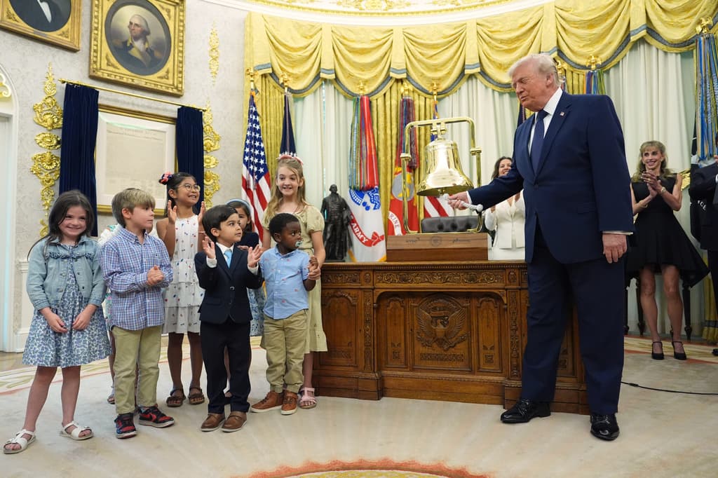 Las cuentas Trump -o 
<b>cuentas de inversión 530A</b>- para personas menores de 18 años, explicó el presidente republicano, persiguen ayudar a los "niños que nacieron sin dinero, sin nada de dinero. Tienen grandes padres y todo les va bien, pero (que) no tienen dinero".
<br>
<br>"A los 18 (años) tendrían a mucho dinero", declaró el presidente de 80 años.
<br>
<br>¿Cuánto? Si el mercado financiero de Estados Unidos se mantiene, advirtió Trump, 
<b>"serán muy ricos, con cientos de miles dólares"</b> generados durante los años en que sus cuentas de inversión estuvieron abiertas.