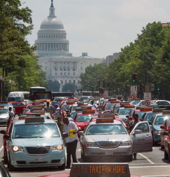 Conducir un vehículo motorizado o trabajar como ayudante afuera de los vehículos de motor.
