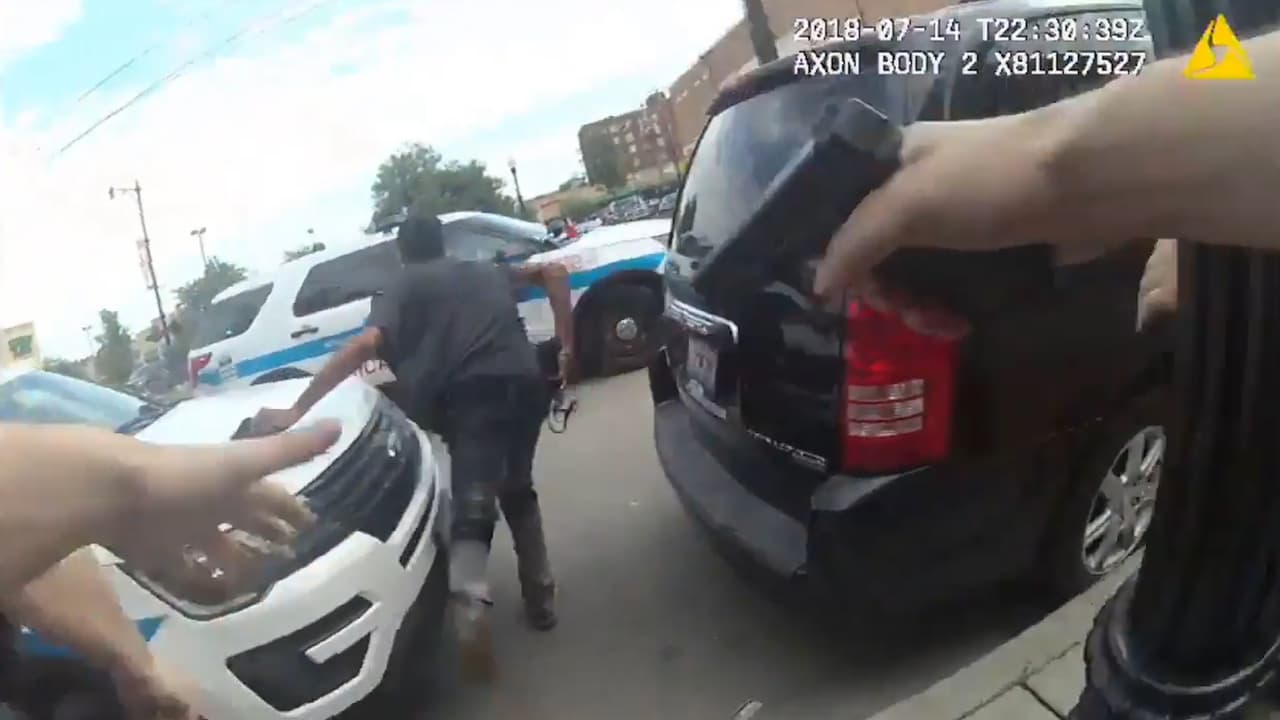 Policía de Chicago: video muestra que el hombre baleado mortalmente por una oficial tenía un arma
