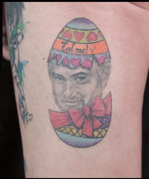 La mayor fanática de José Mourinho se luce mostrando parte de sus 38 tatuajes en honor al entrenador del Tottenham.