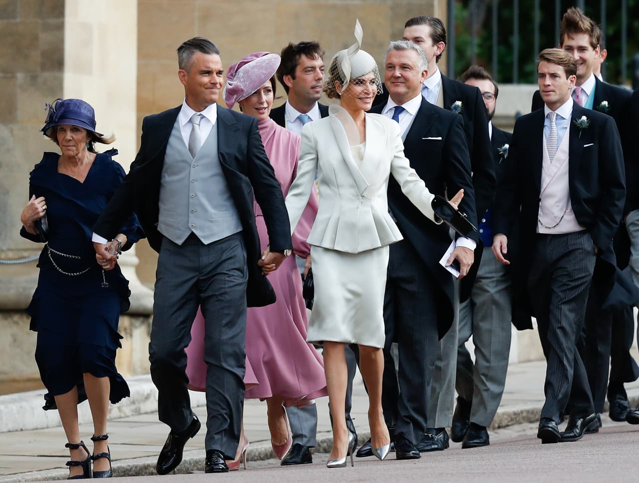 Robbie Williams y su esposa Ayda Field, dejaron a su hija Theodora ‘Teddy’ Williams junto a los otros pajes y se encaminaron a la iglesia.